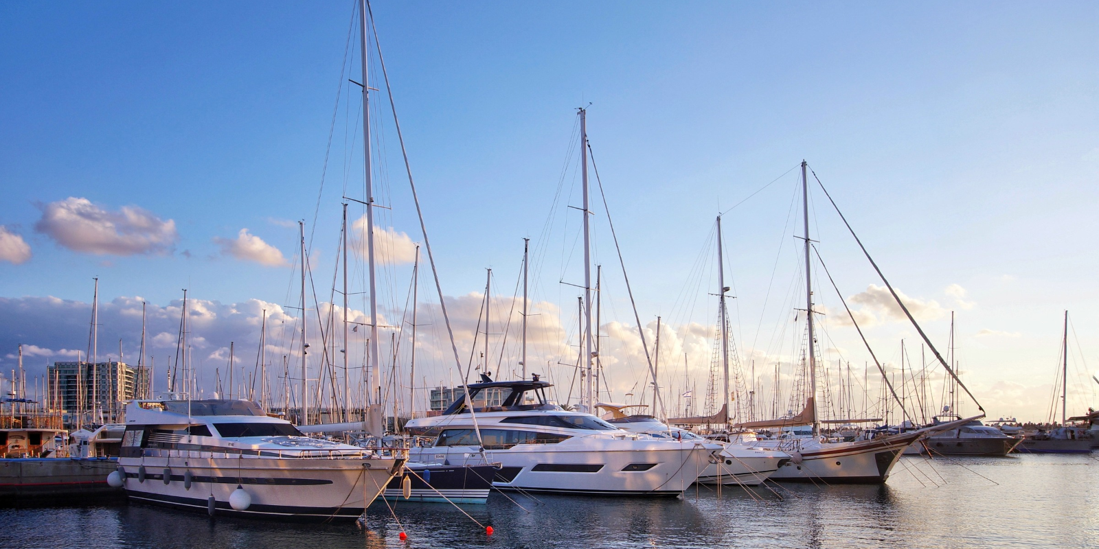 Ships at the marina in Herzliya, Israel (Foto-Dude Anthony , Shutterstock.com)