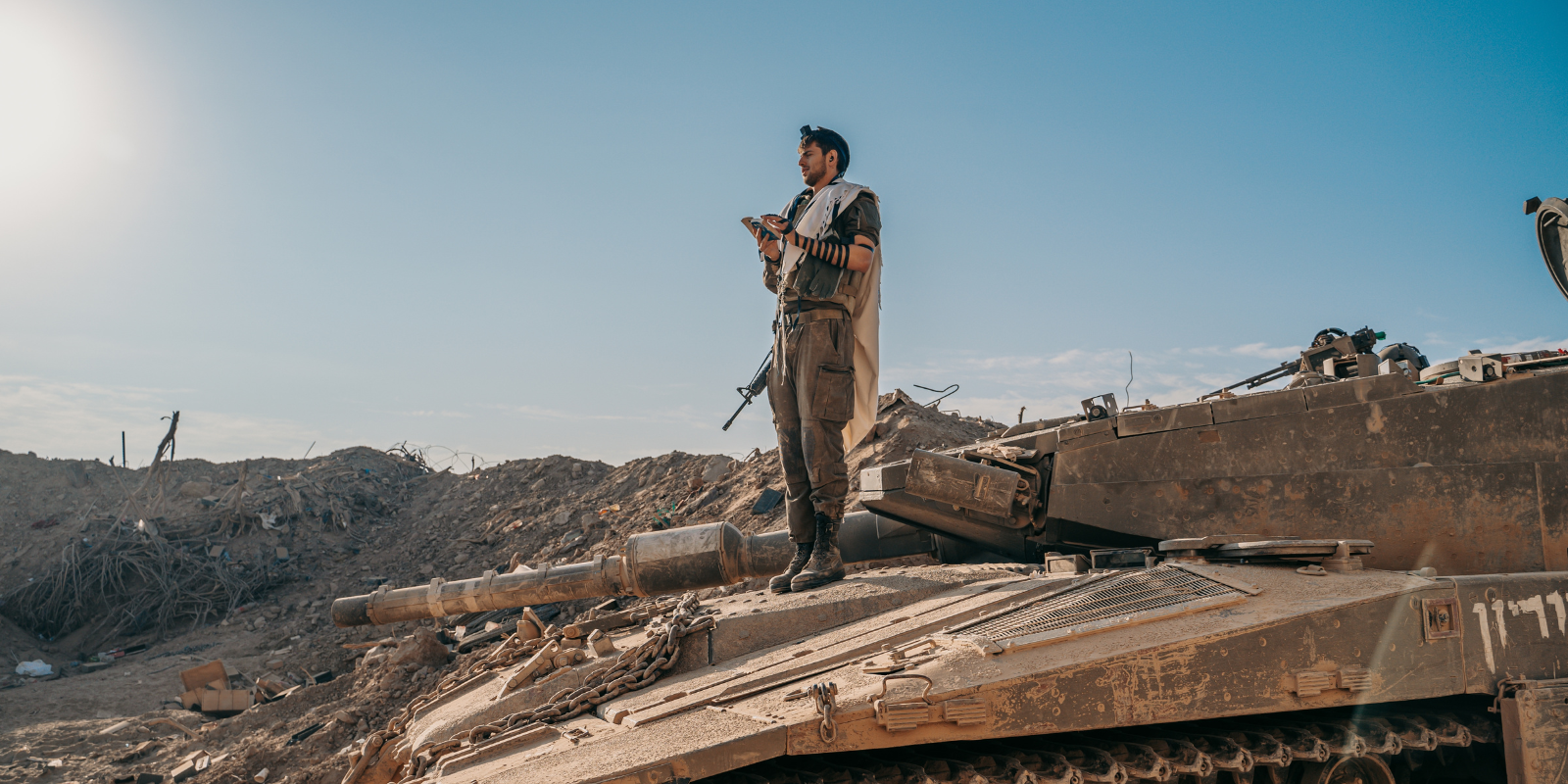 An IDF soldier says morning prayers in Gaza (Shutterstock.com)