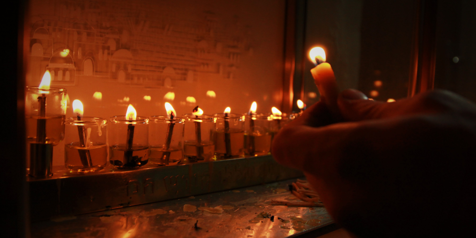 The Chanukah lights (Shutterstock.com)