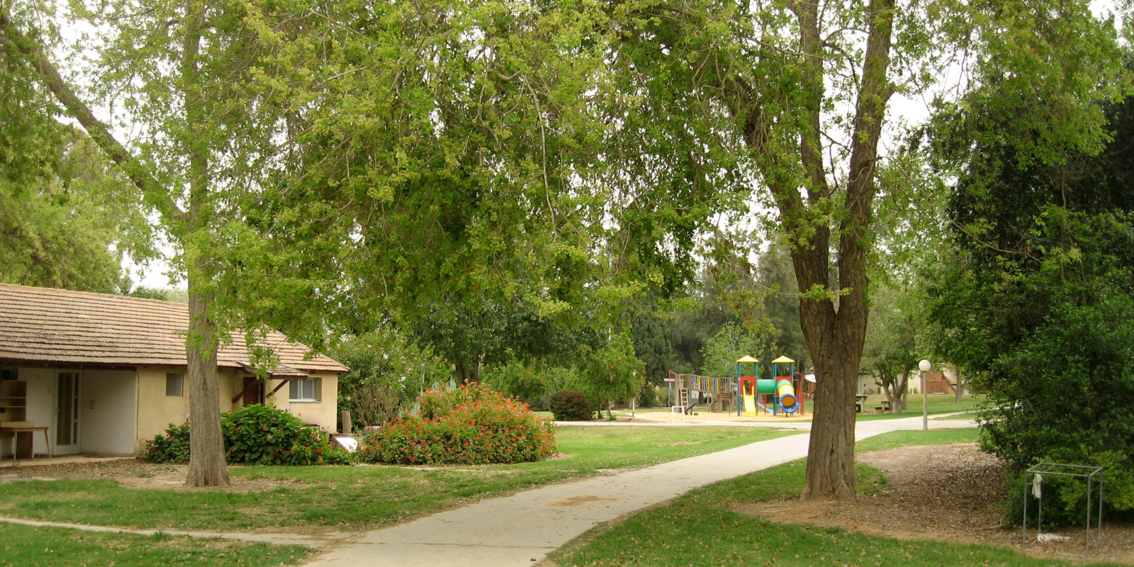 Kibbutz Nachal Oz (By Ian McKellar, Wikimedia Commons)