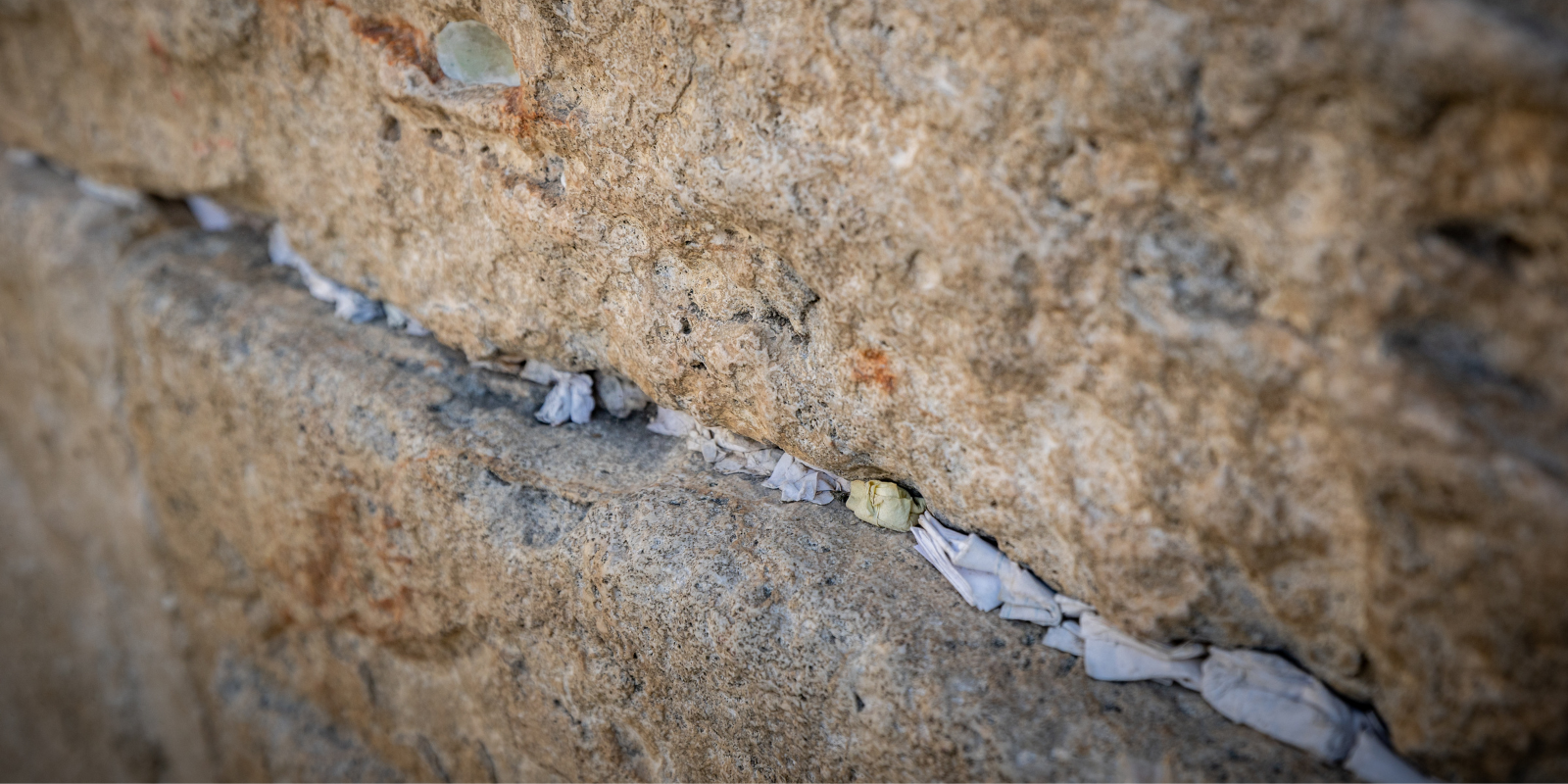 Notes in the Western Wall (flash90)