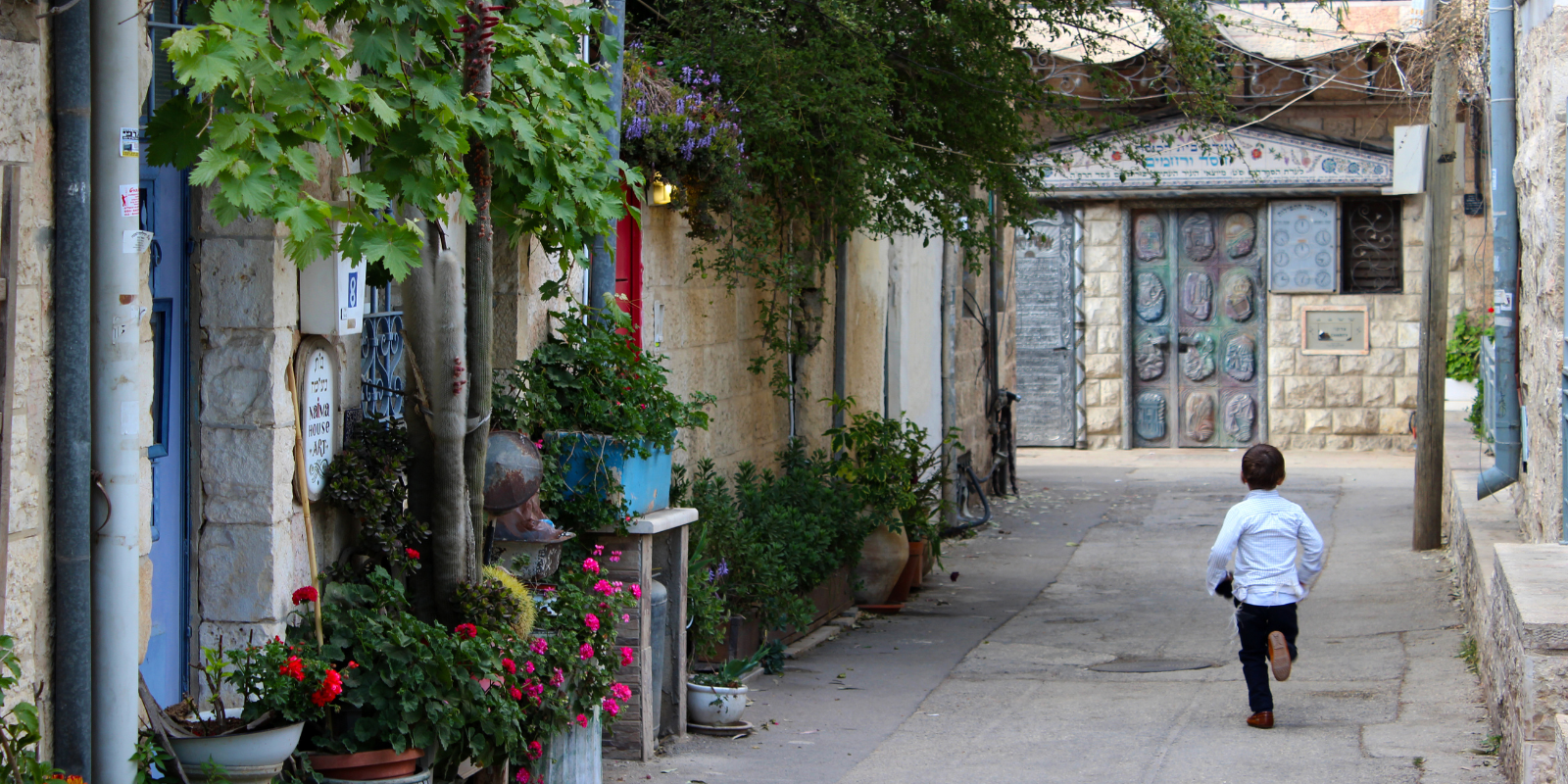 A young child runs through the streets of Jerusalem (Shutterstock)