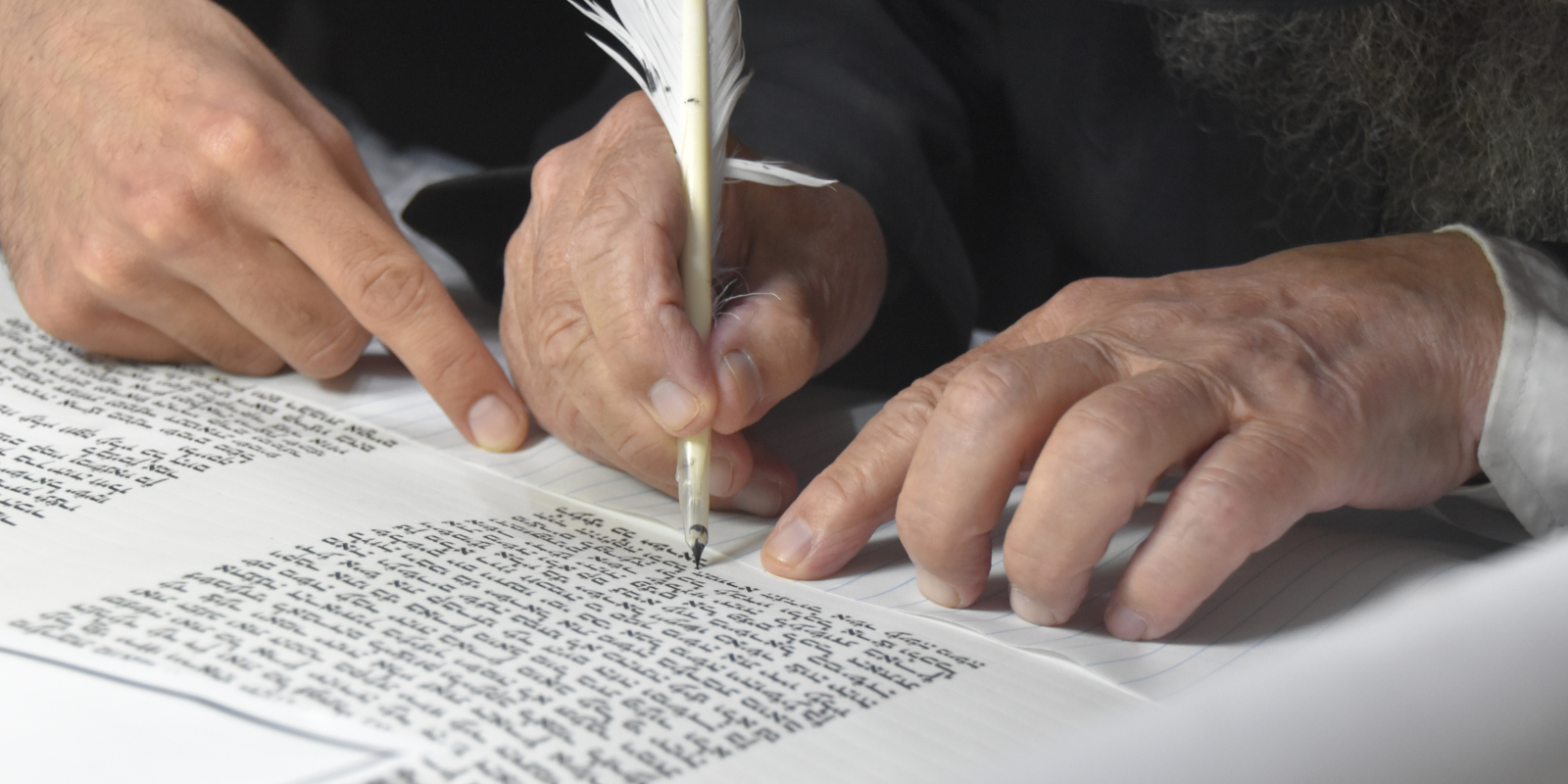 Un escriba escribe letras en un rollo de la Torá (NECHAMA VID, Shutterstock.com)