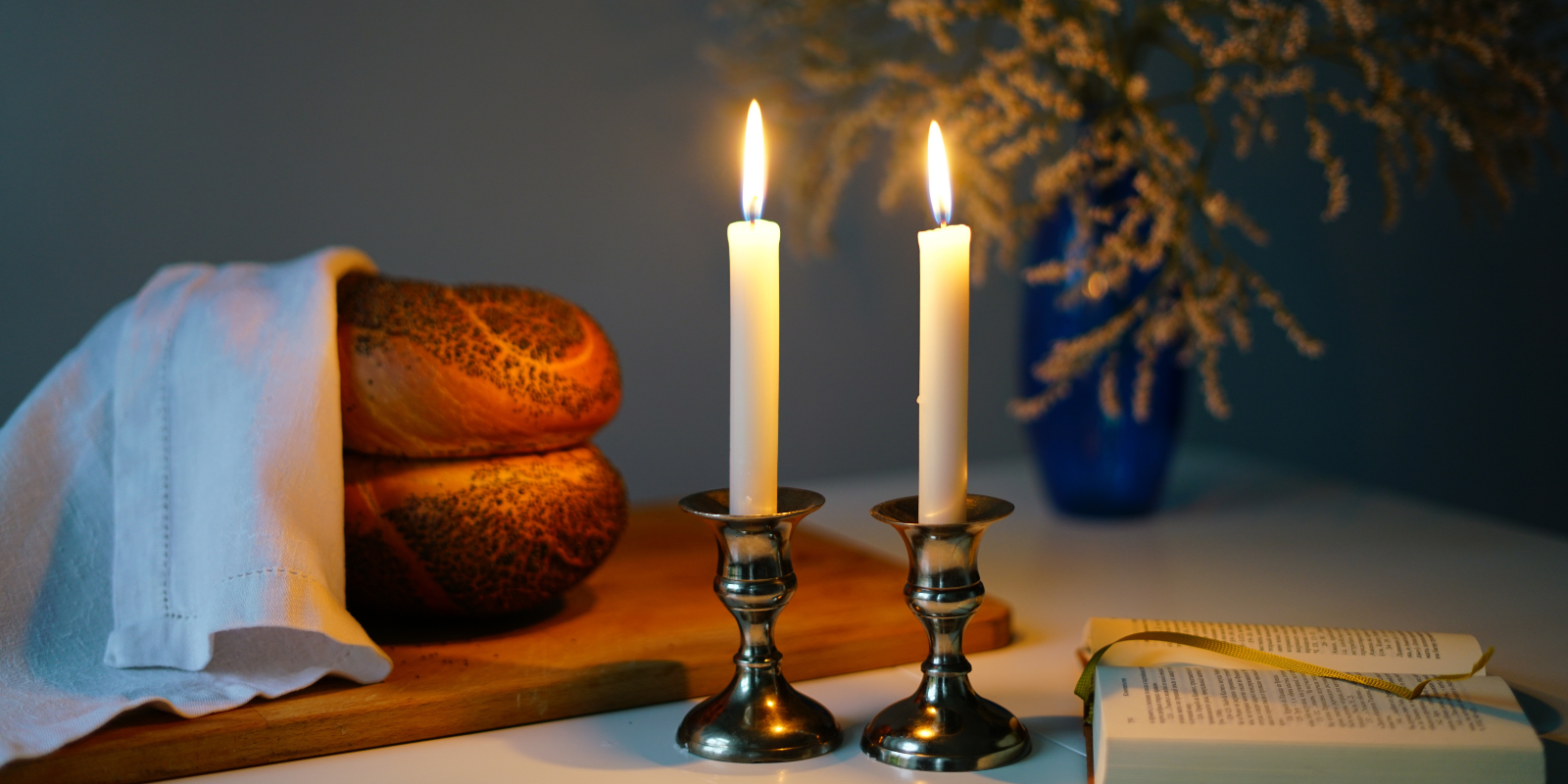 Traditional Shabbat candles and challah bread (Irma Kakhidze, Shutterstock.com)