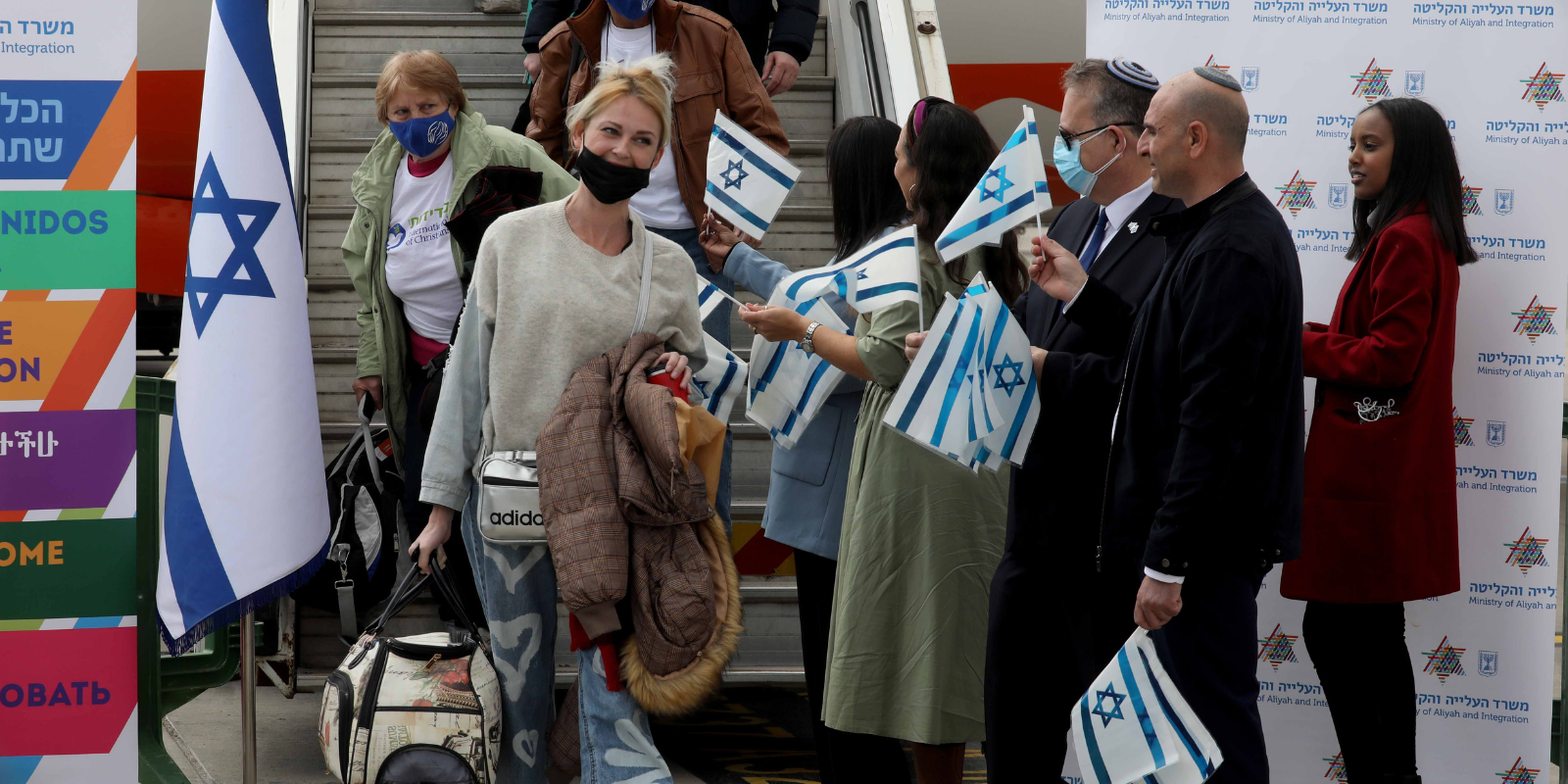 Ukranian immigrants arrive in Israel (Gil Cohen Magen, Shutterstock.com)