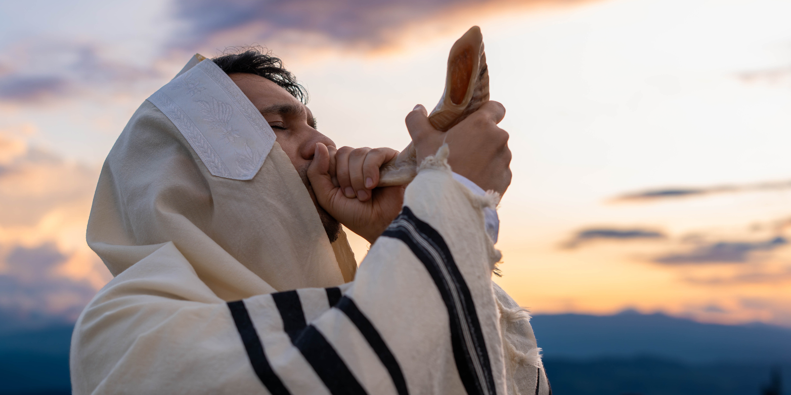 Un hombre judío toca el shofar (Andrey Piza Stock, Shutterstock.com)