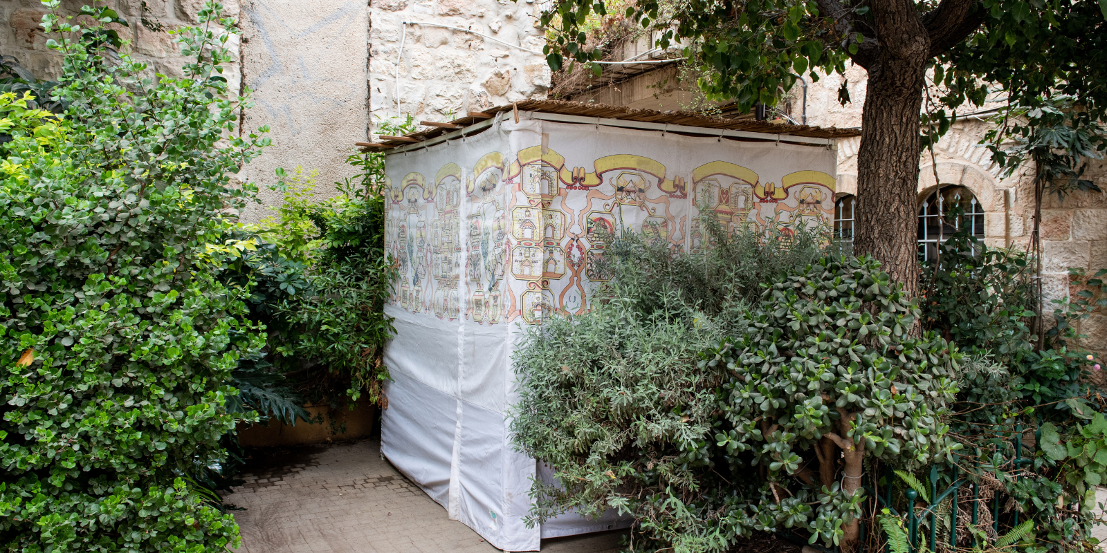 A sukkah on a Jerusalem street (Yehoshua Halevi, Shutterstock.com)