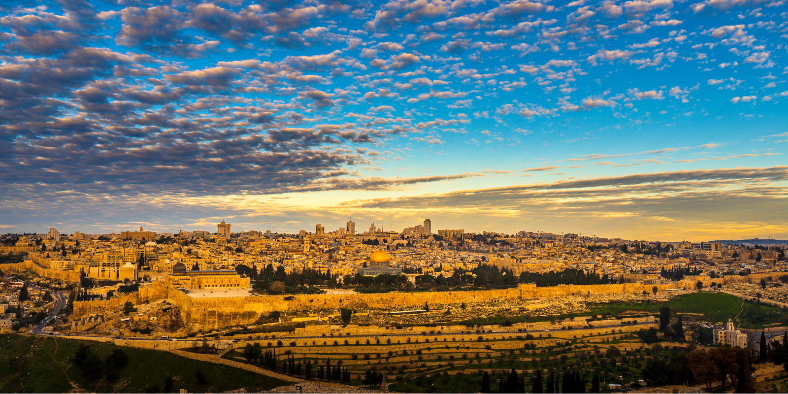 Nubes espectaculares al amanecer sobre Jerusalén (John Theodore, Shutterstock.com)