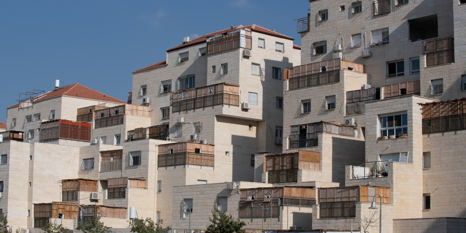 Un edificio de viviendas en Beitar, Israel, con sucot en sus balcones (Yehoshua Halevi / Shutterstock.com)